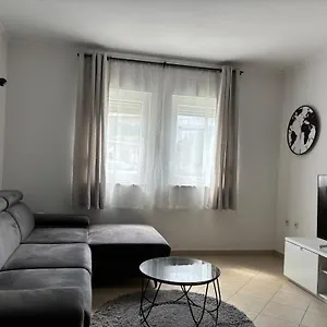 https://mladeng.hotels-in-trogir.com